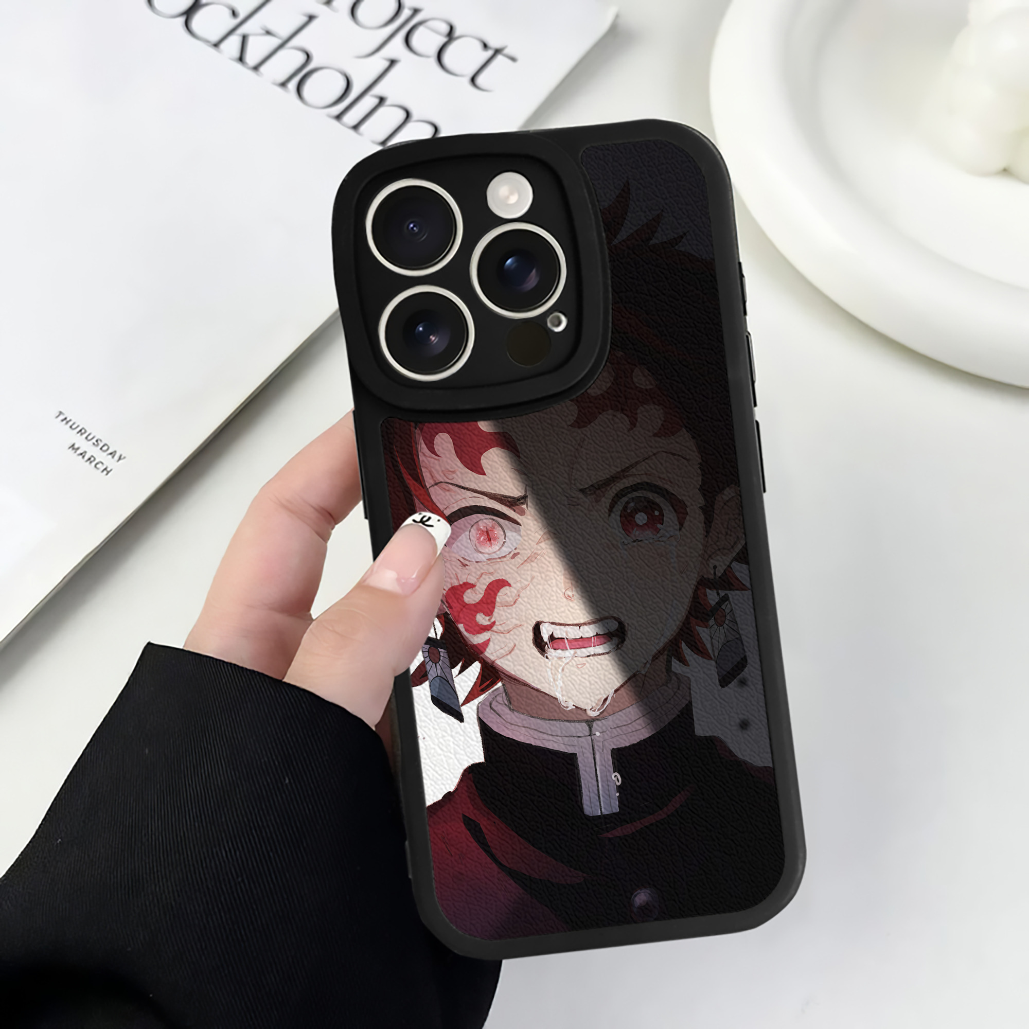 （画像用） 鬼滅の刃（きめつのやいば）竈門 炭治郎／かまど たんじろう Kamado Tanjirou 【iPhone 16シリーズ対応】シリコンスマホケース（レザー調） 材質：シリコン